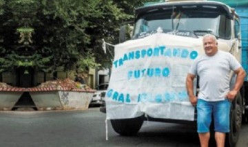 Un camionero hace fletes gratis a La Plata para ayudar a estudiantes universitarios