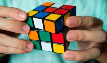 Un joven argentino marcó un nuevo récord sudamericano en cubo mágico: siete segundos
