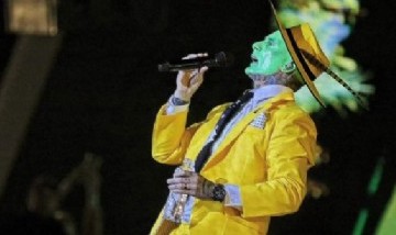 Emanuel Noir, de Ke Personajes,  cantó disfrazado de La máscara en Paraná