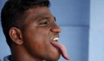 El hombre con la lengua más larga del mundo busca lograr un récord Guinness