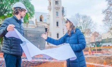Juan Andreotti recorrió la obra del nuevo teatro junto al Palacio Otamendi