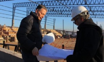 Fernando Gray supervisó el avance de la obra del polideportivo municipal