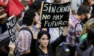 Investigadores denuncian que el gobierno retiene más de 50 millones de dólares para ciencia y tecnología