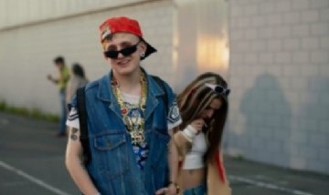 Una señora se cruzó a Dillom mientras filmaba su nuevo videoclip y se enamoró de él