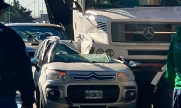 Video: Camión aplastó su auto y se salvó de milagro