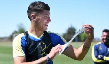 Un futbolista de Rosario Central terminó el secundario y tuvo su acto de colación en el entrenamiento