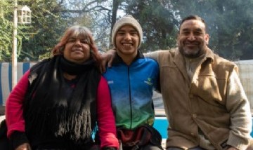 Los padres de un nadador paraolímpico le construyeron una pileta casera en su patio para que pueda entrenar