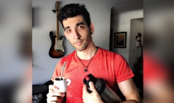 Martin mateando en La Plata, Buenos Aires.