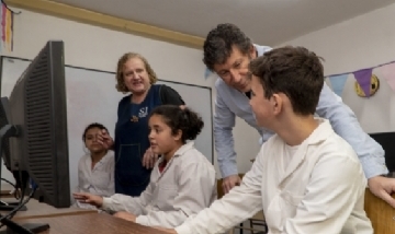 San Isidro sigue donando computadoras elaboradas con residuos eléctronicos.