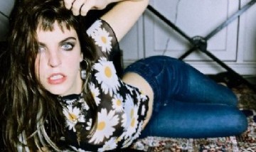 Vale Acevedo, la cantante argentina furor en redes que sorprende con su voz y sus looks