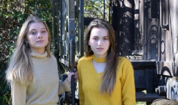 Caro y Emi en Rojas, Buenos Aires.-