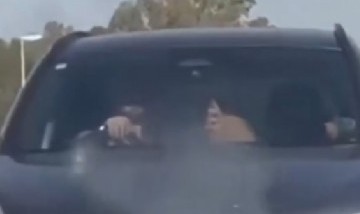 Filmaron a una pareja teniendo relaciones sexuales en una autopista y terminaron multados