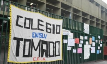 Una mujer escupió y atacó a alumnos de la toma: tenía un cuchillo