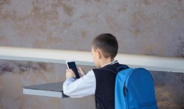 Se hace pasar por su madre para no ir a clase y revoluciona el grupo del colegio con un mensaje