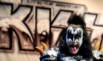 "Pónganse la maldita vacuna": El contundente mensaje de Gene Simmons para los antivacunas