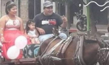 Una quinceañera de Salta celebró sus 15 años en una carroza que le preparó su papá