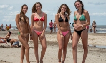 Bikinis y enterizas: las tendencias en trajes de baño en las playas de Pinamar