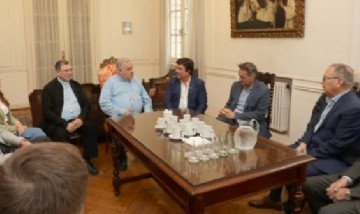Fernando Espinoza afirmó que "las familias están endeudadas para poder comer" y apuntó contra Milei