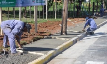 Posadas: Tras finalizar la pavimentación, comenzaron a construir veredas sobre avenidas