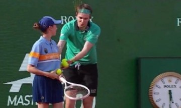 Insólito momento: Bublik puso a jugar a una alcanzapelotas en pleno partido