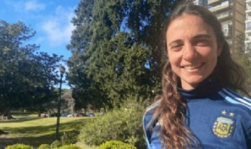 Agostina Tasinazzo, la jugadora rosarina que disputará la Euro Winner de fútbol playa