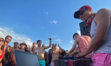 La moda millennial de llevar el boliche a la playa