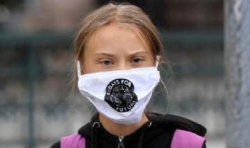 Greta Thunberg y un grupo de activistas marcharon frente al Parlamento sueco