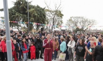 Mayra inauguró la puesta en valor integral de la plaza Santo Domingo en Ezpeleta Oeste con fondos 100 por ciento municipales