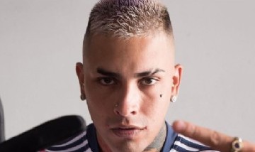 Callejero Fino, el rapero amigo de L-Gante y El Noba que la rompe con su música