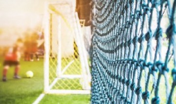 Fue a ver a un chico a jugar al fútbol y lo destruyó con sus amigas: "No puede jugar tan mal"