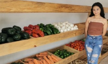 Viral: En lugar de la fiesta de 15 años, una joven eligió tener su propia verdulería