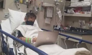Viral: la historia del profesor que murió corrigiendo exámenes en el hospital