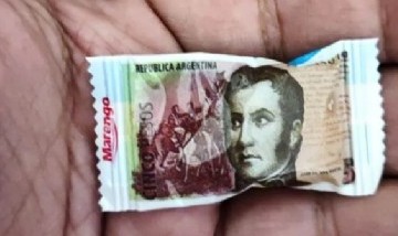 En un supermercado de Rafaela crearon un caramelo con forma de billete de $5 para dar vuelto