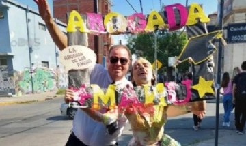 Video: Se recibió y festejó con el colectivero que la llevó durante toda la carrera