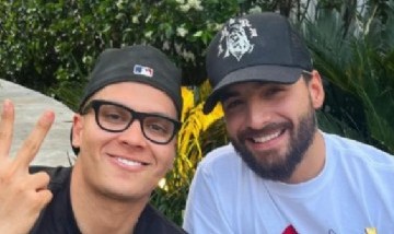 A la espera de su show en Vélez, Maluma se juntó a tomar mates con Juanfer Quintero