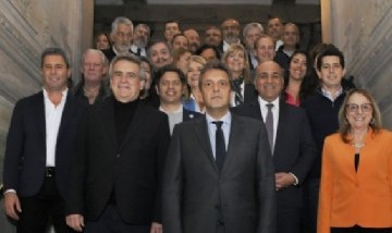 Sergio Massa llegó a Tucumán junto a gobernadores y Máximo Kirchner para relanzar la campaña