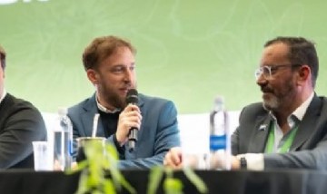 Otermín defendió el "ambientalismo popular" en un foro latinoamericano
