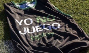 Los alcanzapelotas del fútbol argentino se sumaron a la campaña "Yo no juego" de bplay