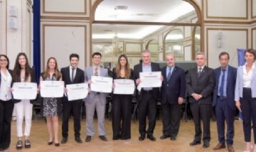 Distinguen a estudiantes y docentes que ganaron un certamen en la Corte Penal Internacional