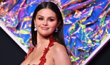 Selena Gómez dejó el estilo clásico y optó por romper estructuras con su look
