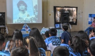 Armando a Maradona: estudiantes de primaria reflexionan sobre la vida del 10