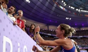 Rompió un récord en 3000m con obstáculos y sorprendió a su novio con la propuesta de matrimonio