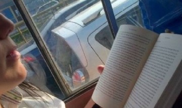 Alientan a joven que lucha por mantenerse despierta mientras estudia en el colectivo