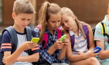El Gobierno británico prohibió los celulares en escuelas para mejorar el rendimiento educativo