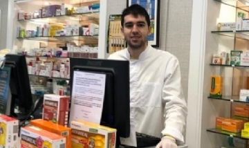 El futbolista español que dejó los botines y ayuda en la farmacia de su familia
