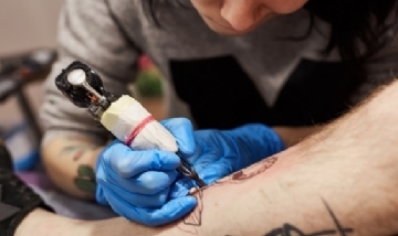 Advierten por un aumento de infecciones cutáneas relacionadas con tatuajes