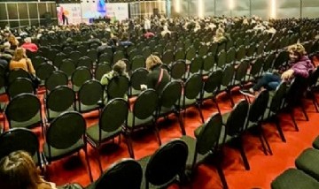 Fracaso en la presentación del libro sobre Javier Milei en la Feria: 90% de sillas vacías