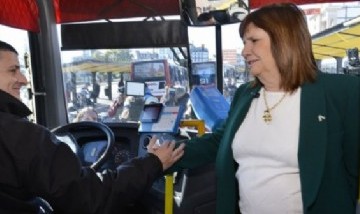 Papelón: Patricia Bullrich quiso viajar en colectivo, pero no tenía saldo en la SUBE