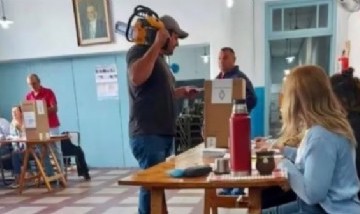 En Pehuajó una persona se acercó a ejercer su voto cargando una motosierra en su hombro