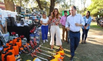 Fernando Gray y Victoria Tolosa Paz entregaron maquinarias, herramientas e insumos a emprendedores